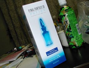 コップに注いでも青色な液体