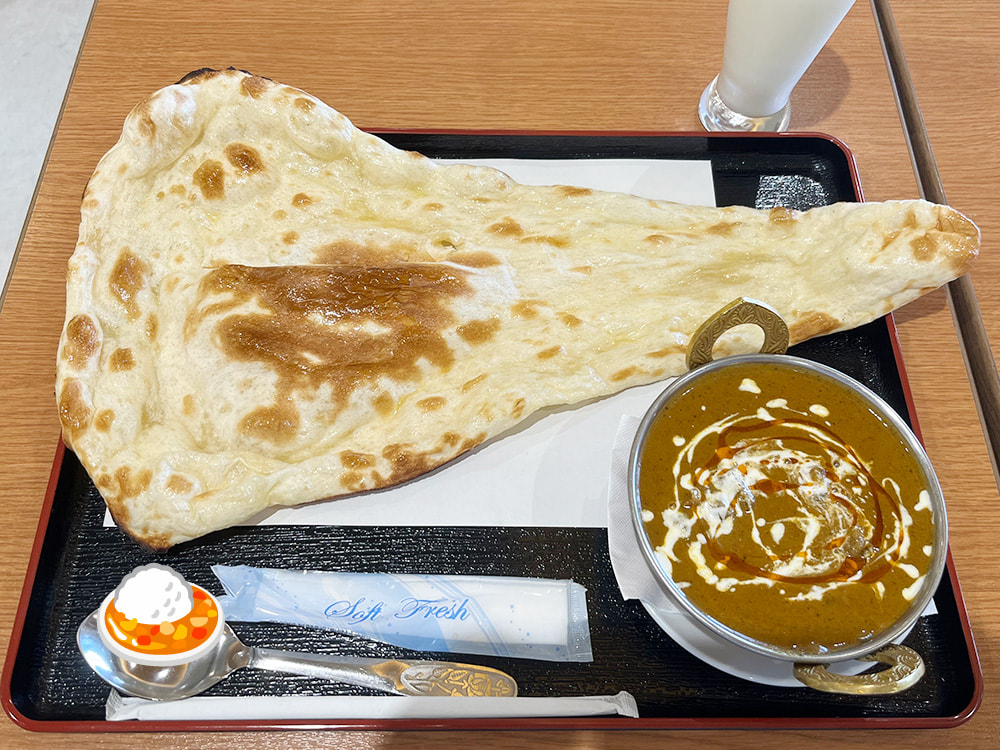 マトンカレー、ナン、ラッシー