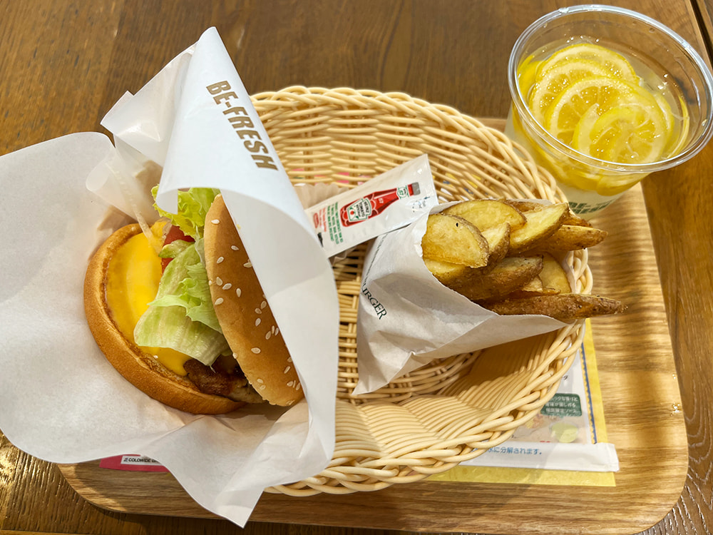 チーズバーガー、ポテト、フレッシュレモネード