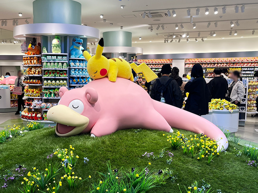 ヤドンとその上で眠るピカチュウ