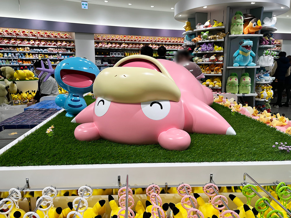 仰向けで眠るヤドンと満面の笑みなウパー